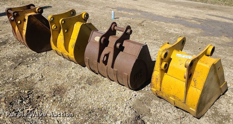image for item JG9380 (4) backhoe buckets