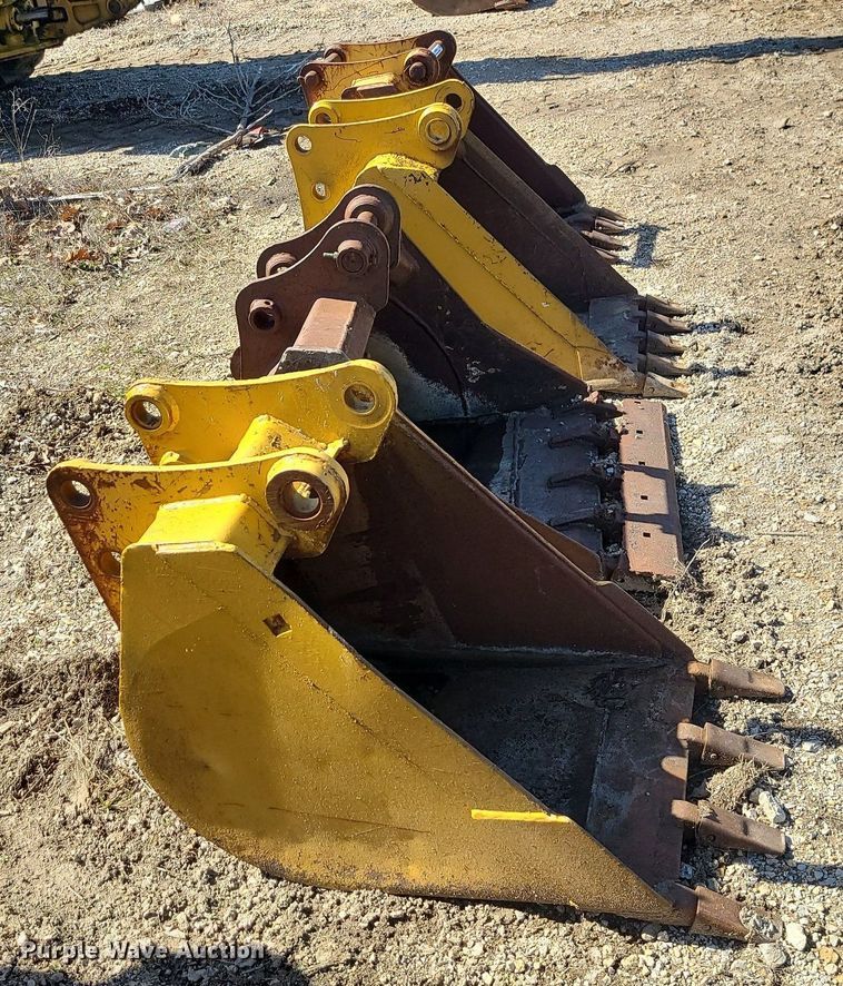 image for item JG9380 (4) backhoe buckets