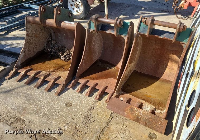 image for item JG9389 (3) Caterpillar 420 backhoe buckets