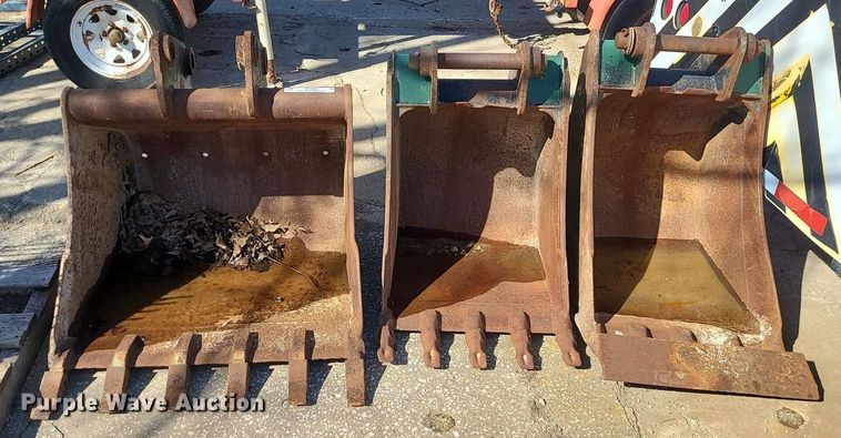 image for item JG9389 (3) Caterpillar 420 backhoe buckets