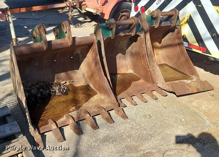 image for item JG9389 (3) Caterpillar 420 backhoe buckets