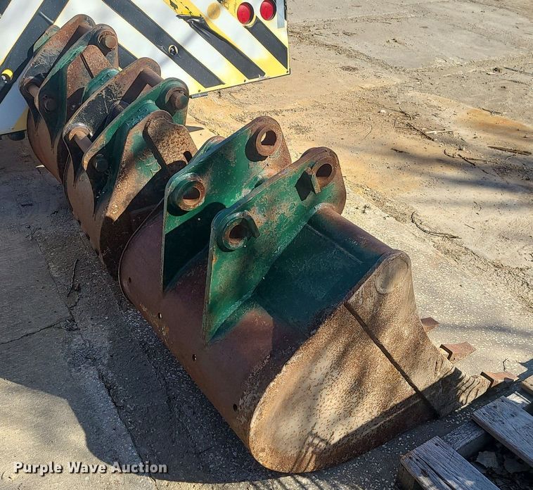 image for item JG9389 (3) Caterpillar 420 backhoe buckets