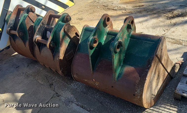 image for item JG9389 (3) Caterpillar 420 backhoe buckets