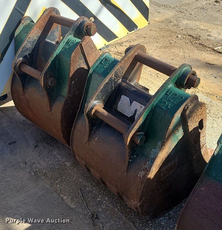 image for item JG9389 (3) Caterpillar 420 backhoe buckets