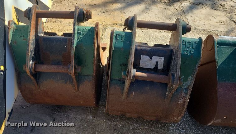 image for item JG9389 (3) Caterpillar 420 backhoe buckets