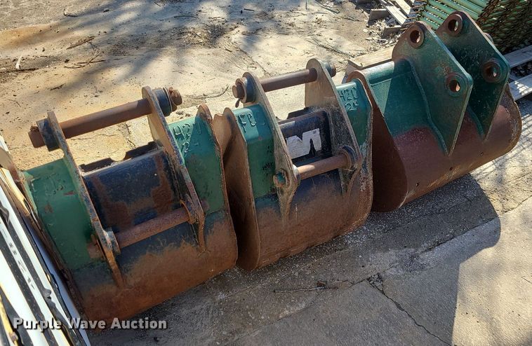 image for item JG9389 (3) Caterpillar 420 backhoe buckets