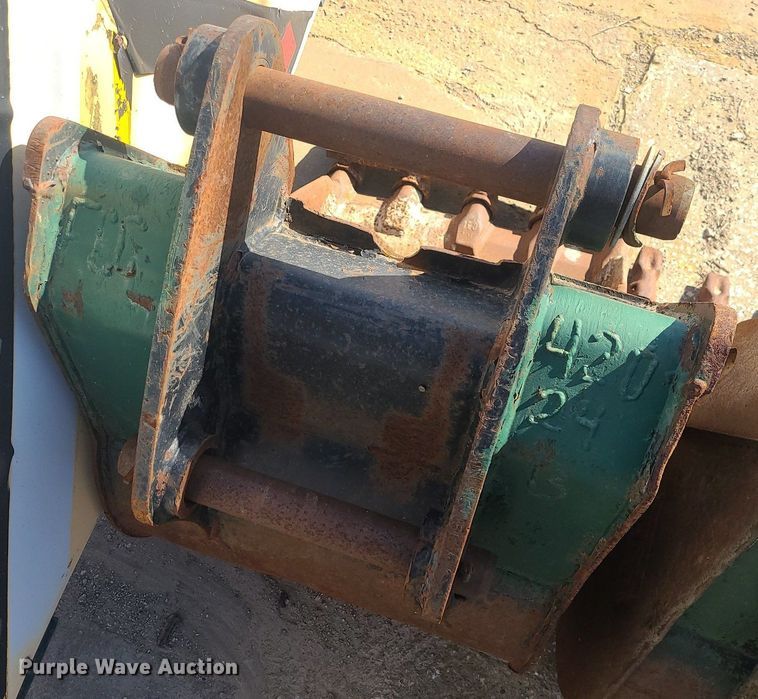 image for item JG9389 (3) Caterpillar 420 backhoe buckets