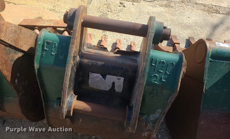 image for item JG9389 (3) Caterpillar 420 backhoe buckets