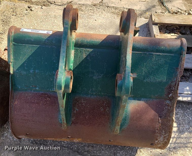 image for item JG9389 (3) Caterpillar 420 backhoe buckets