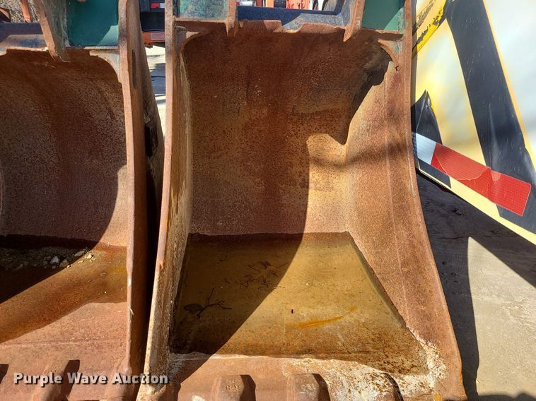 image for item JG9389 (3) Caterpillar 420 backhoe buckets