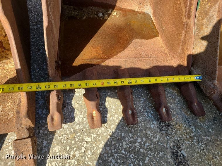 image for item JG9389 (3) Caterpillar 420 backhoe buckets