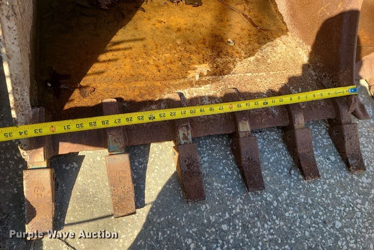 image for item JG9389 (3) Caterpillar 420 backhoe buckets