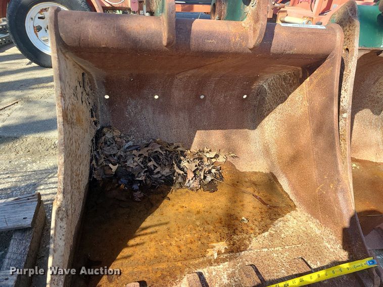 image for item JG9389 (3) Caterpillar 420 backhoe buckets