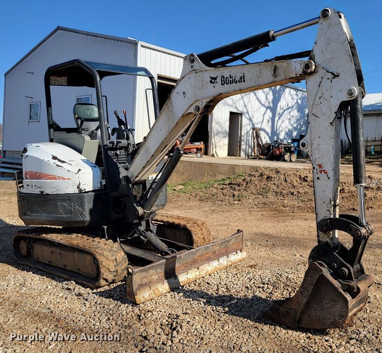 image for item JL9352 2011 Bobcat E32  mini excavator