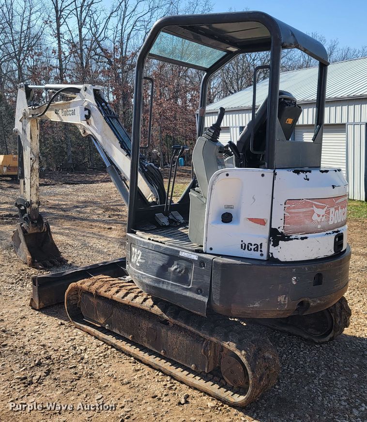 image for item JL9352 2011 Bobcat E32  mini excavator