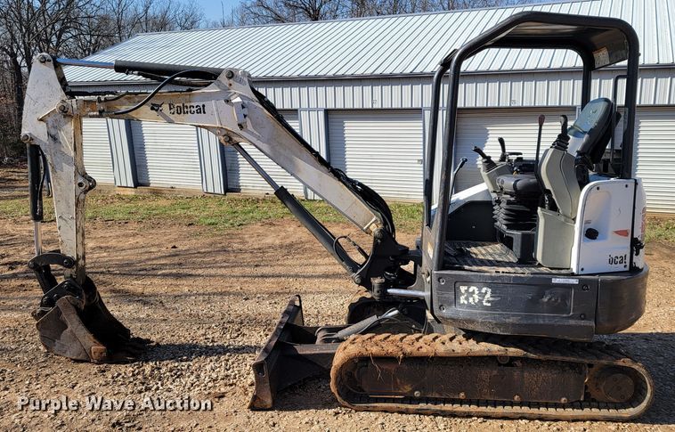 image for item JL9352 2011 Bobcat E32  mini excavator