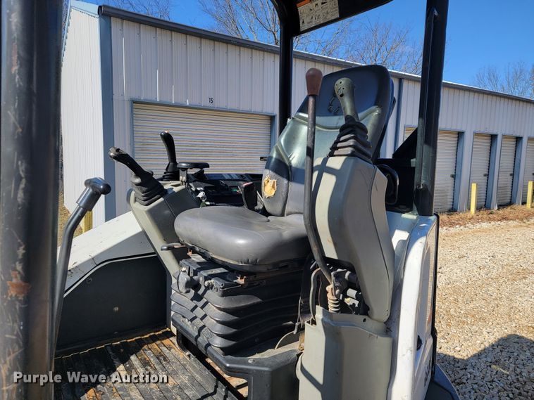 image for item JL9352 2011 Bobcat E32  mini excavator