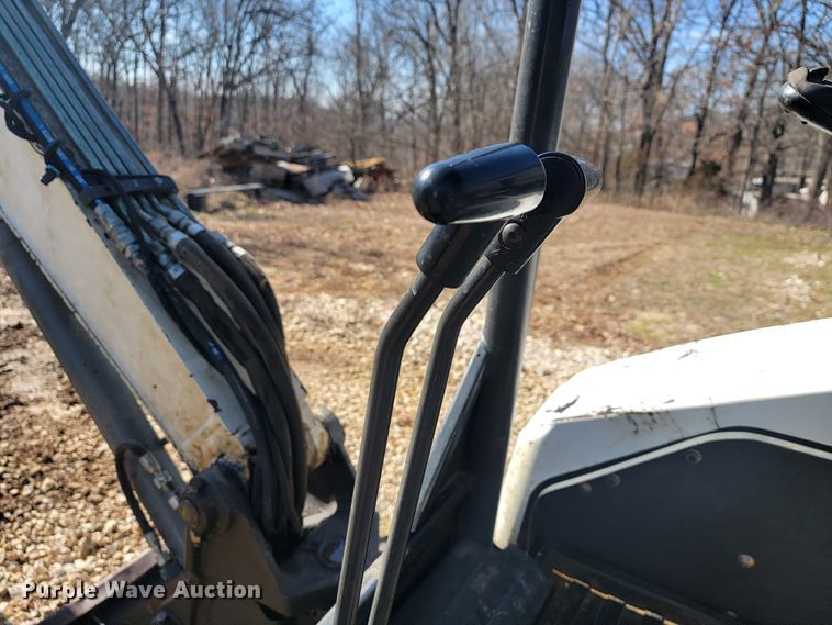 image for item JL9352 2011 Bobcat E32  mini excavator