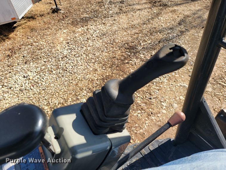 image for item JL9352 2011 Bobcat E32  mini excavator