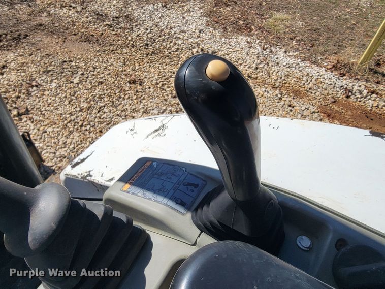 image for item JL9352 2011 Bobcat E32  mini excavator