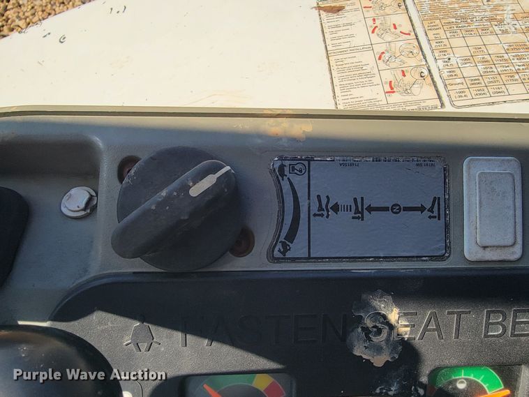 image for item JL9352 2011 Bobcat E32  mini excavator