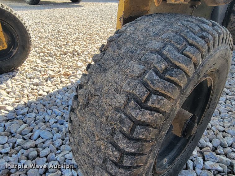 image for item JL9356 2005 Vermeer SC252  stump grinder