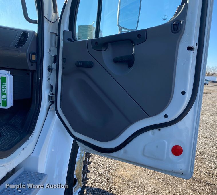 image for item JW9171 2010 Freightliner M2  utility / service truck