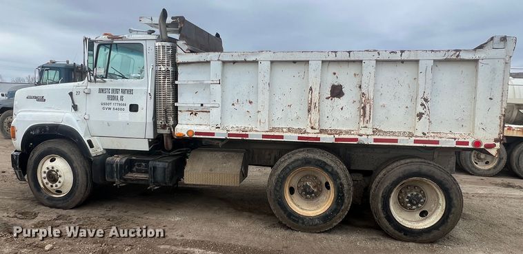 image for item KR9534 1993 Ford L9000  dump truck