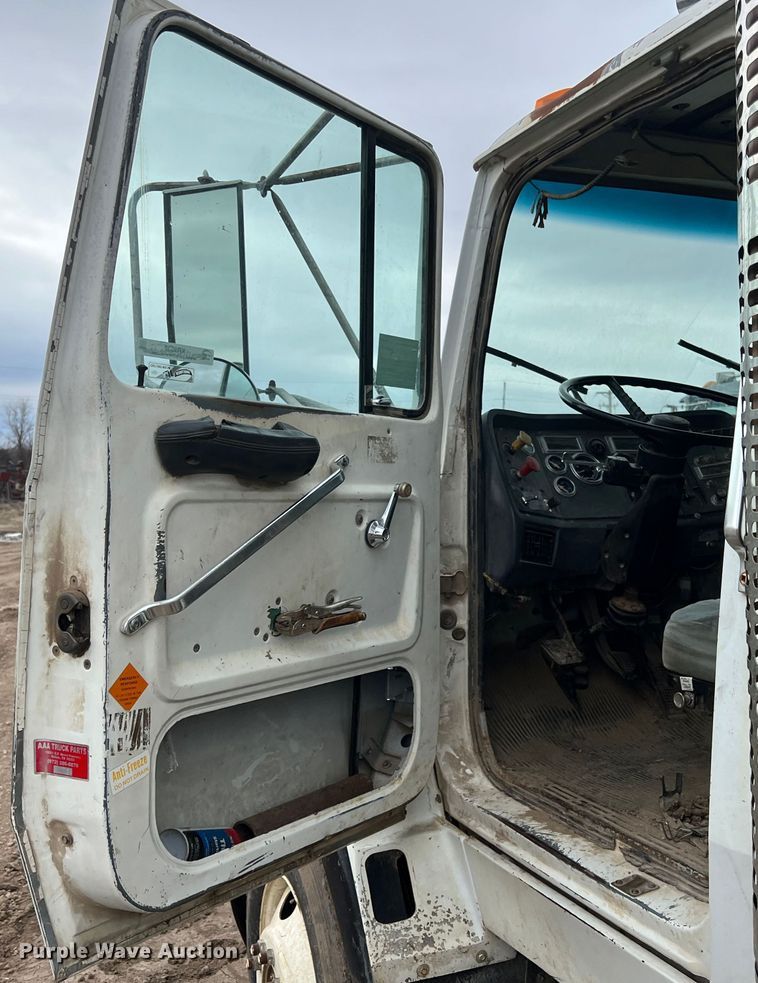 image for item KR9534 1993 Ford L9000  dump truck