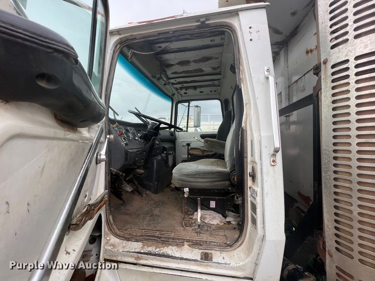 image for item KR9534 1993 Ford L9000  dump truck