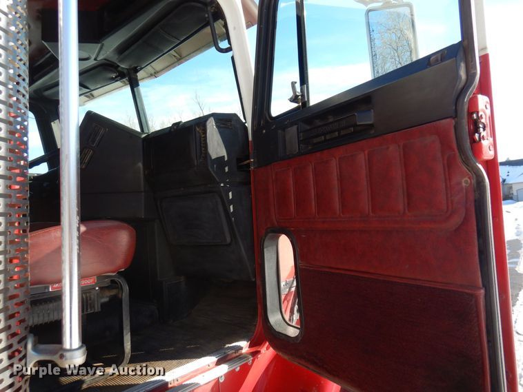 image for item KU9764 1997 Freightliner FL112SD  dump truck