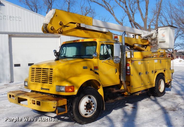 image for item KU9823 2001 International 4900  bucket truck