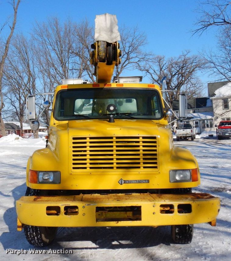 image for item KU9823 2001 International 4900  bucket truck