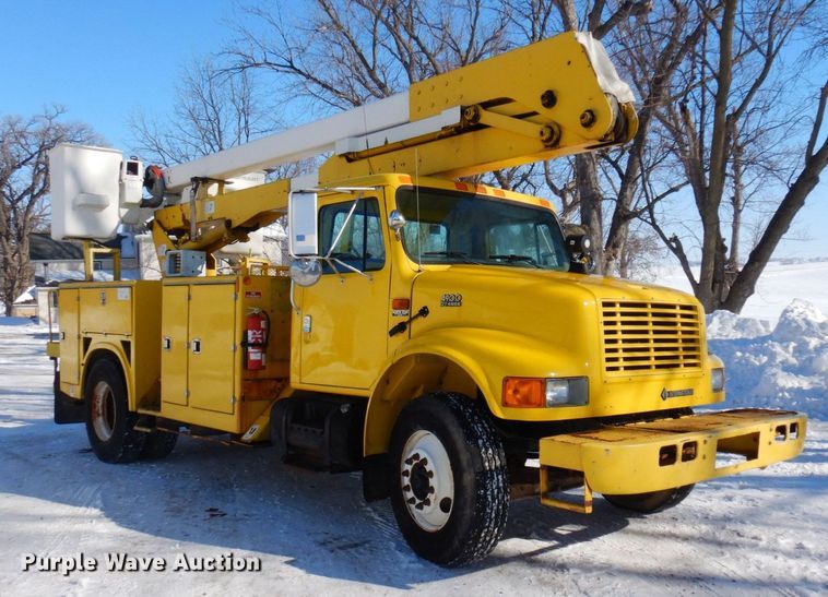 image for item KU9823 2001 International 4900  bucket truck