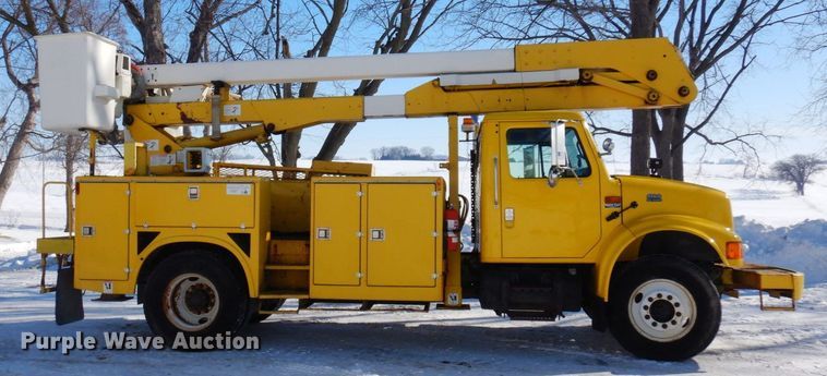 image for item KU9823 2001 International 4900  bucket truck