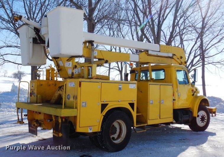 image for item KU9823 2001 International 4900  bucket truck