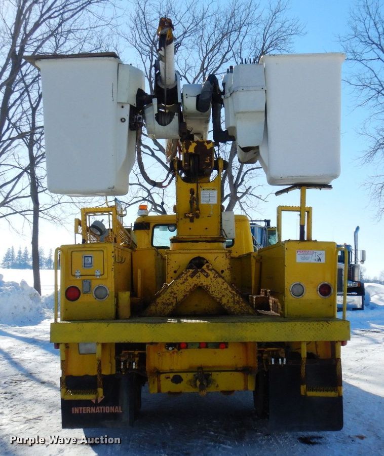 image for item KU9823 2001 International 4900  bucket truck