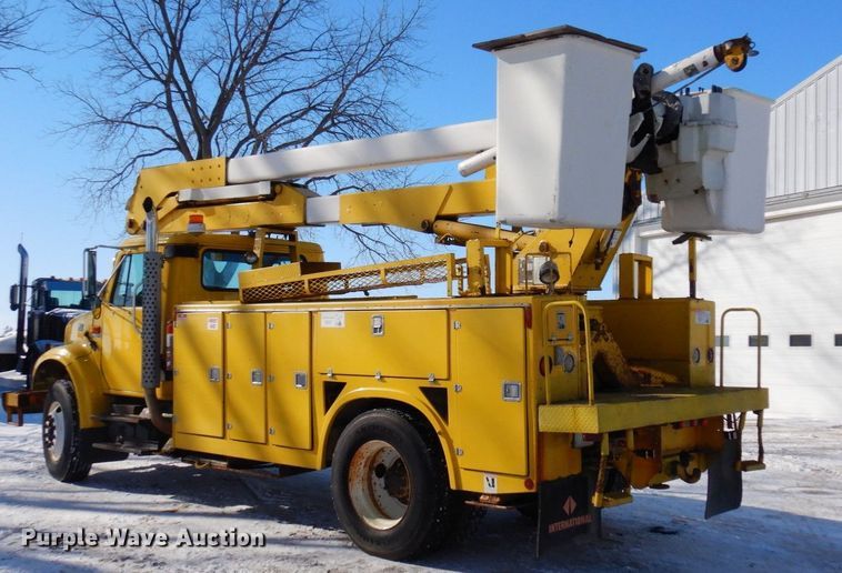 image for item KU9823 2001 International 4900  bucket truck