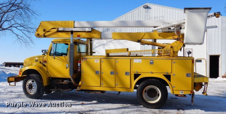 image for item KU9823 2001 International 4900  bucket truck