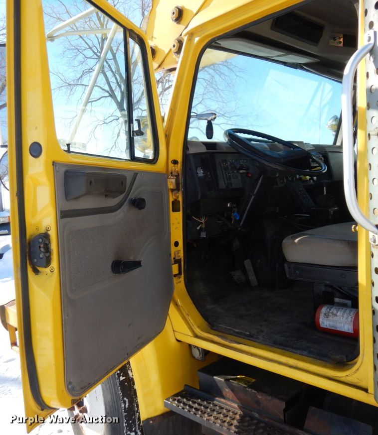 image for item KU9823 2001 International 4900  bucket truck