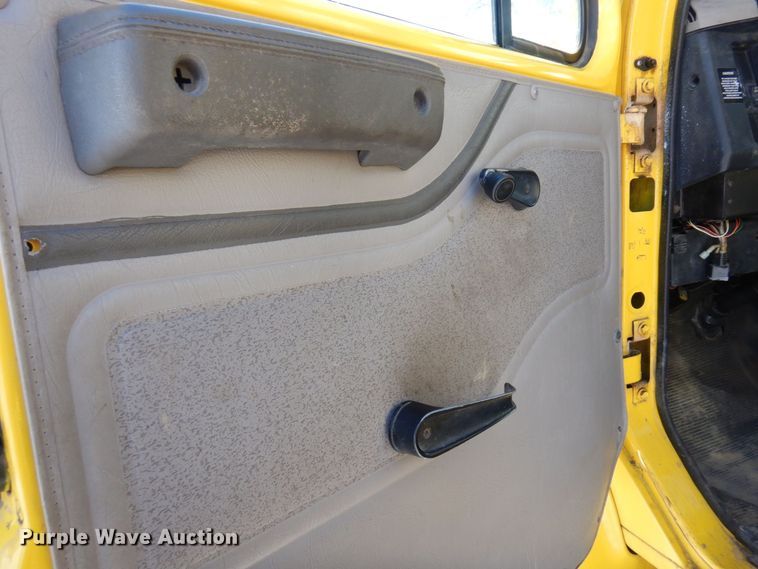 image for item KU9823 2001 International 4900  bucket truck