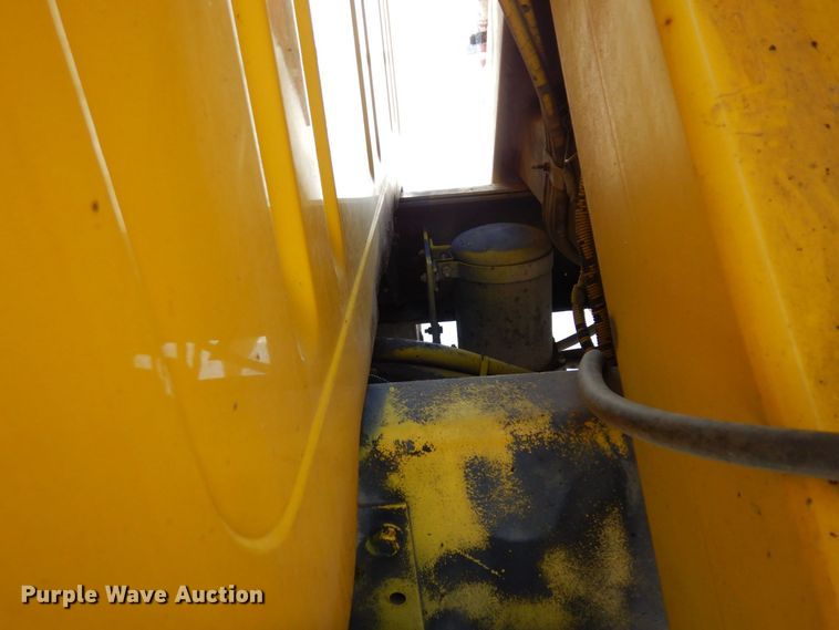 image for item KU9823 2001 International 4900  bucket truck