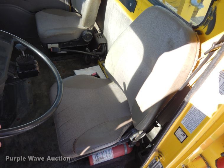 image for item KU9823 2001 International 4900  bucket truck