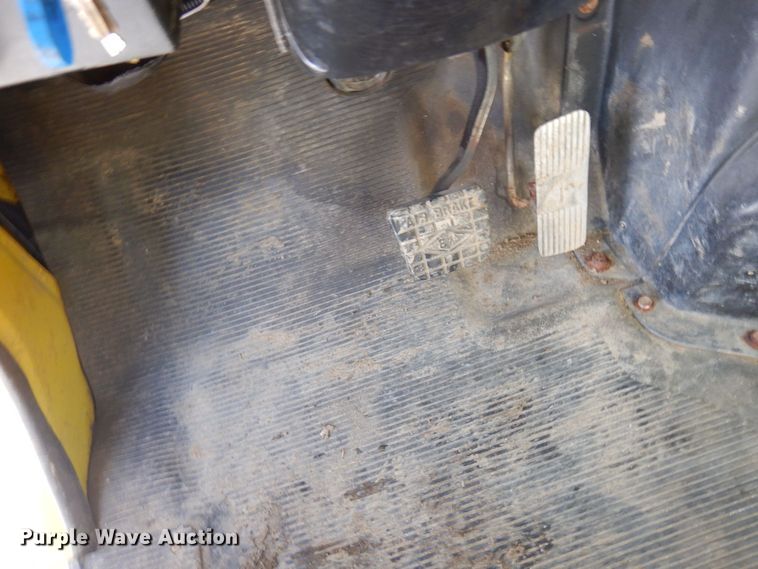 image for item KU9823 2001 International 4900  bucket truck