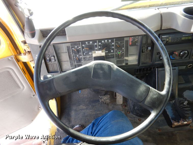 image for item KU9823 2001 International 4900  bucket truck