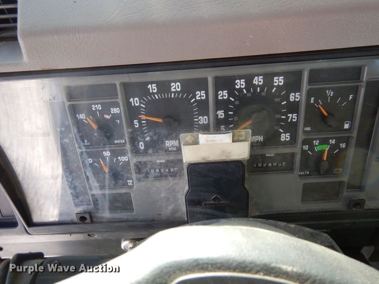 image for item KU9823 2001 International 4900  bucket truck