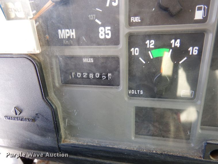 image for item KU9823 2001 International 4900  bucket truck