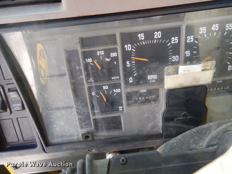 image for item KU9823 2001 International 4900  bucket truck