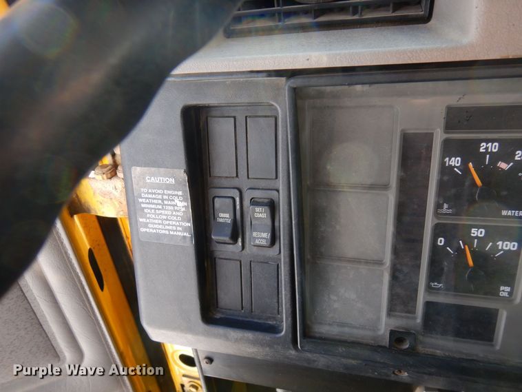 image for item KU9823 2001 International 4900  bucket truck