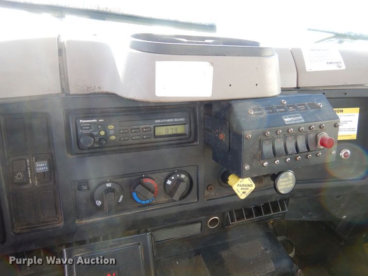 image for item KU9823 2001 International 4900  bucket truck